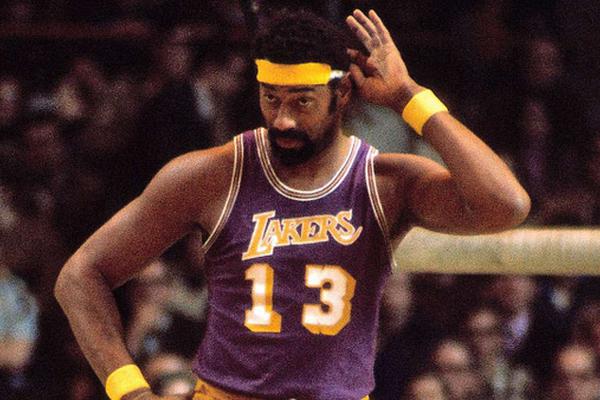 LPL美女解说鼓鼓业务水平遭质疑，微博惨遭爆破