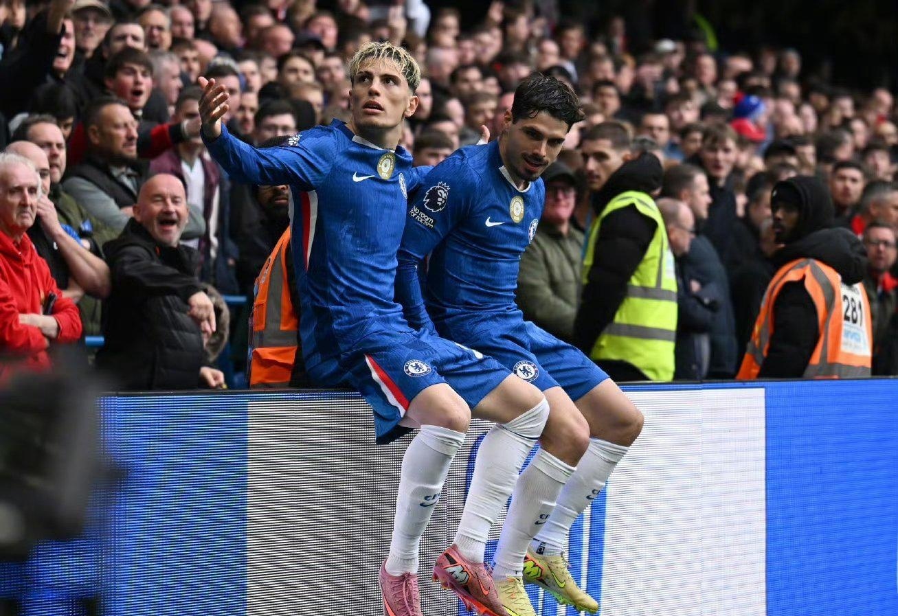 图标 Galio 率先发起进攻，张无忌输出无压力，图标队 1-0 Puff 队