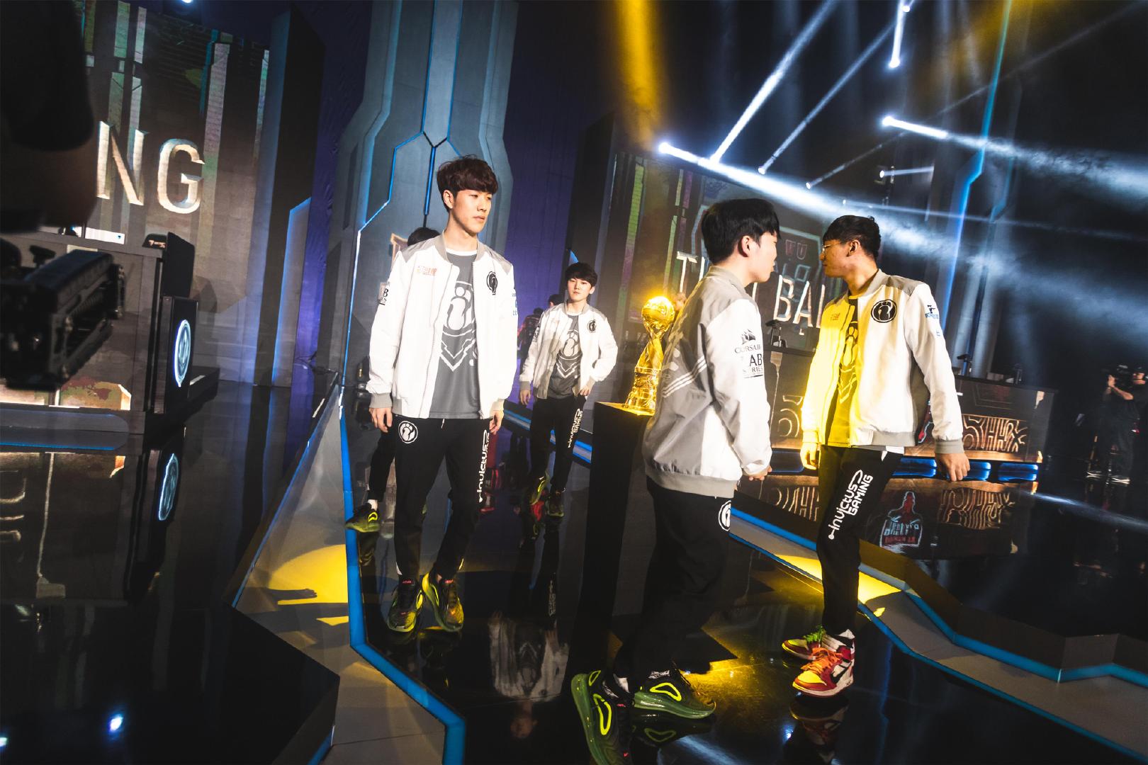 比赛没打爽？管泽元：BLG选手们吃完饭后 一起骑着共享单车去网吧